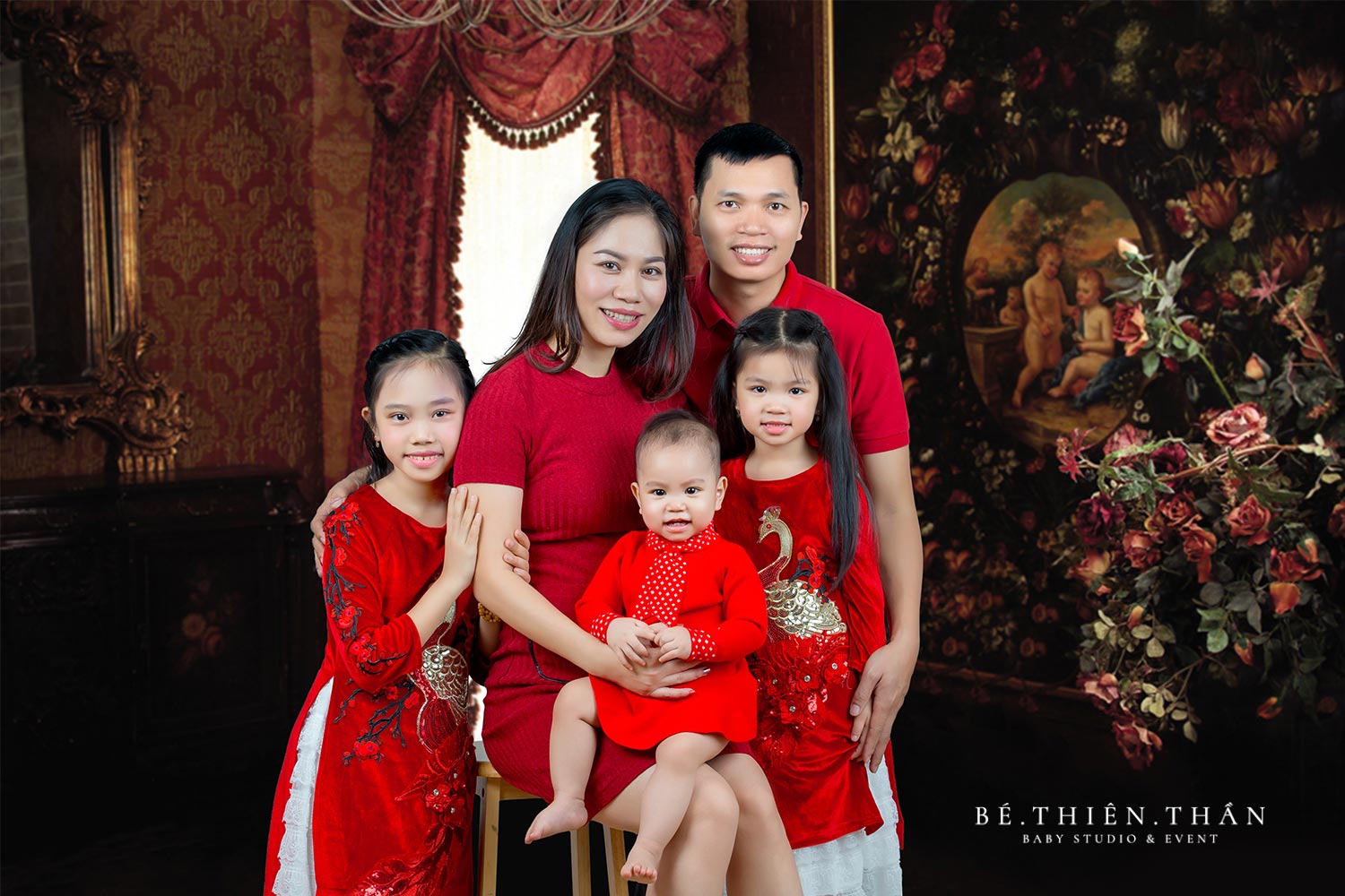 Chụp ảnh gia đình, đại gia đình, ngày Tết là truyền thống đẹp của mỗi gia đình Việt. Với dịch vụ chụp ảnh gia đình chuyên nghiệp của chúng tôi, bạn sẽ tạo ra những bức ảnh đẹp và đầy ý nghĩa để lưu giữ kỷ niệm của gia đình mình.