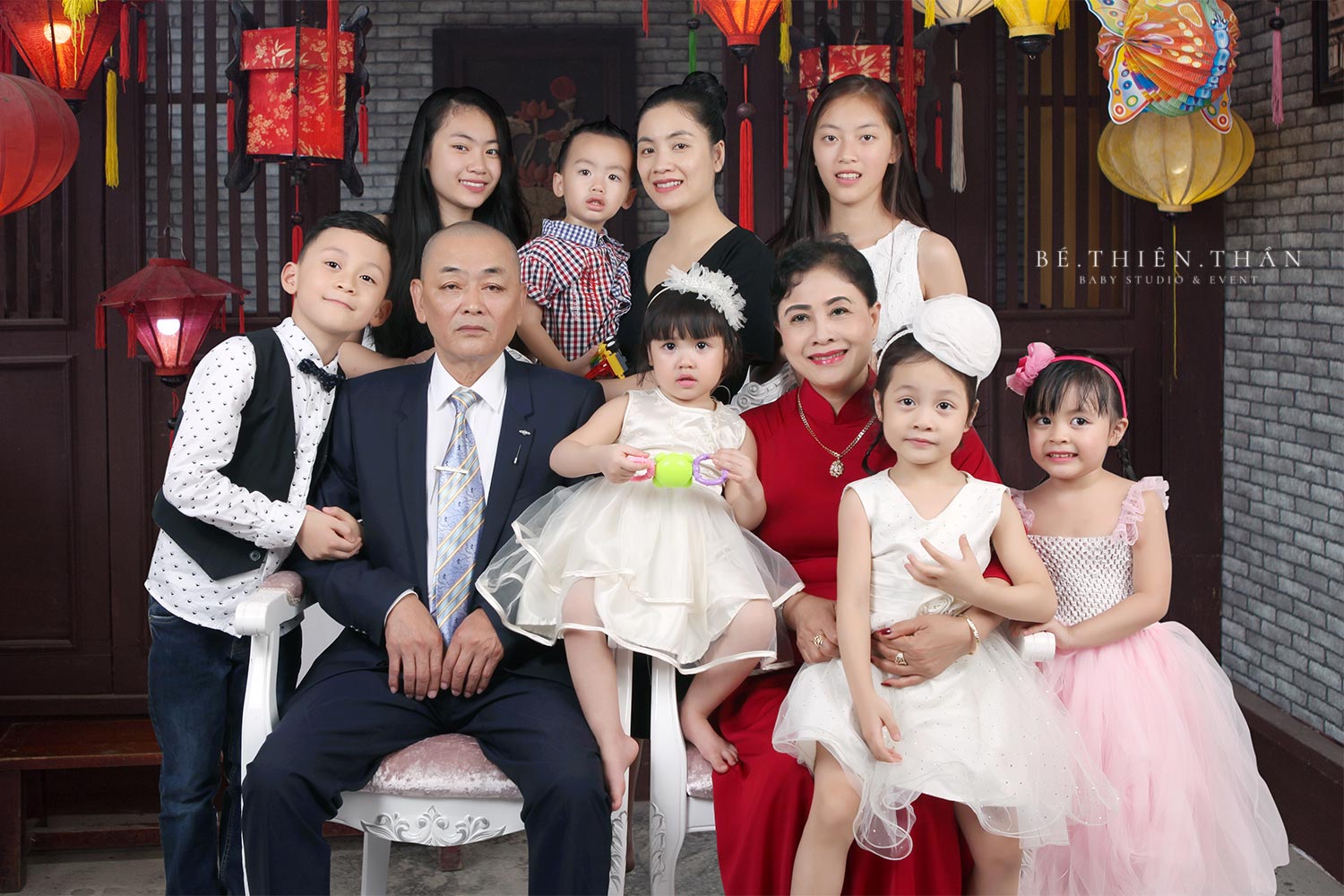 Chụp ảnh gia đình ngày Tết là một truyền thống văn hóa quan trọng của mỗi gia đình Việt Nam. Hãy để chúng tôi giúp bạn lưu giữ những kỷ niệm đáng nhớ của gia đình bạn trong bức ảnh đẹp nhất. Với kinh nghiệm và sự chuyên nghiệp, chúng tôi cam kết sẽ mang lại cho bạn những bức ảnh chất lượng và ý nghĩa nhất.
